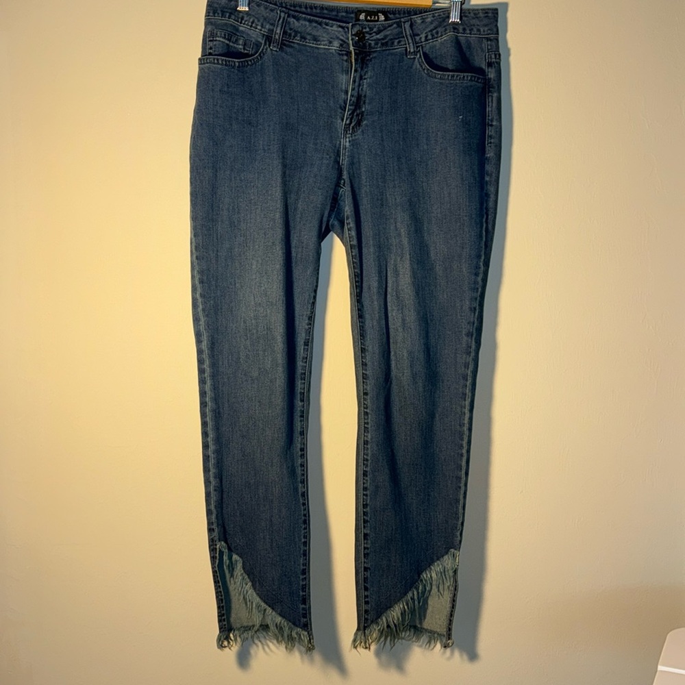 AZI New York Denim Jeans Frayed Cropped Pants Size 8